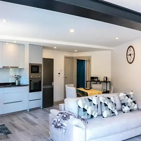 Ferienhaus Welcoming House With Pool In Lomba